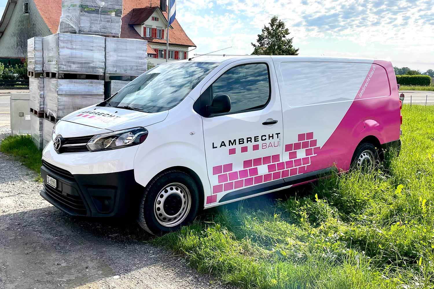 Fahrzeugbeschriftung - Lambrecht Bau GmbH von wematec Werbetechnik Amriswil